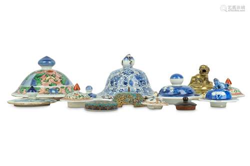 A COLLECTION OF CHINESE PORCELAIN, BRONZE AND CLOISONNÉ ENAMEL COVERS.