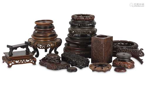 A GROUP OF CHINESE WOOD STANDS AND A BRUSH POT, BITONG.