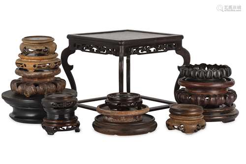 A GROUP OF CHINESE AND JAPANESE WOOD STANDS.