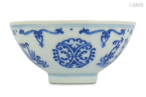 A CHINESE BLUE AND WHITE CUP.