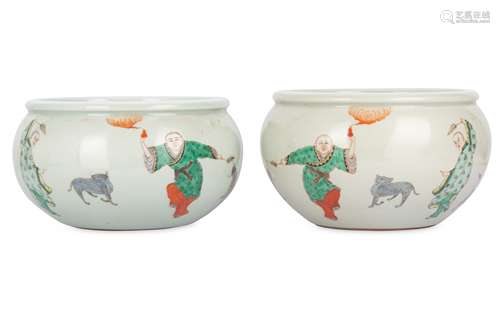 A PAIR OF CHINESE FAMILLE VERTE ‘IMMORTALS’ JARS.