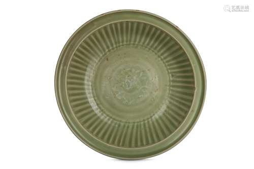 A CHINESE LONGQUAN CELADON CHARGER.