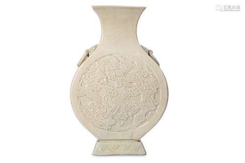 A CREAM-GLAZED 'DRAGON' VASE, HU.