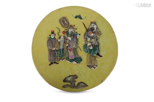 A CHINESE FAMILLE VERTE CIRCULAR YELLOW-GROUND PANEL.