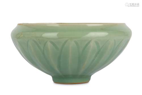 A CHINESE CELADON GLAZED BOWL.