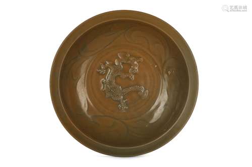 A CHINESE LONGQUAN CELADON 'DRAGON' CHARGER.