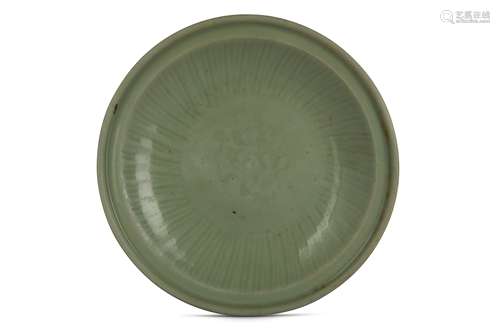 A CHINESE LONGQUAN CELADON CHARGER.