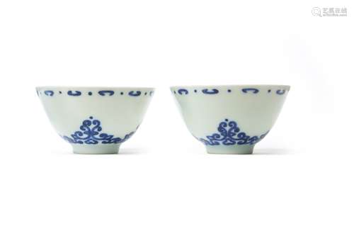 A PAIR OF CHINESE BLUE AND WHITE CUPS.