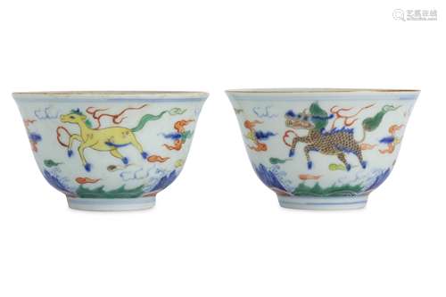 A PAIR OF CHINESE FAMILLE VERTE 'MYTHICAL BEASTS' BOWLS.