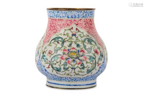 A SMALL CHINESE FAMILLE ROSE CANTON ENAMEL VASE.