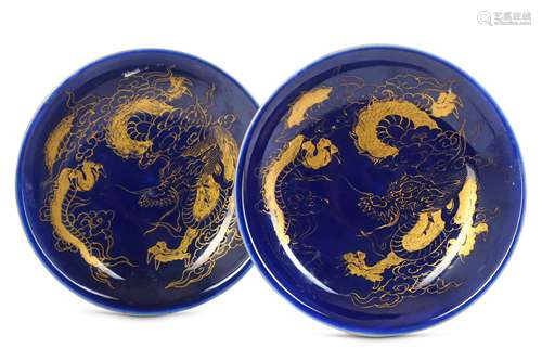 A PAIR OF GILT-DECORATED BLUE-GROUND 'DRAGON' SAUCERS.