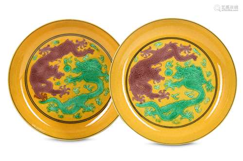 A PAIR OF CHINESE YELLOW-GROUND 'DRAGON' DISHES.