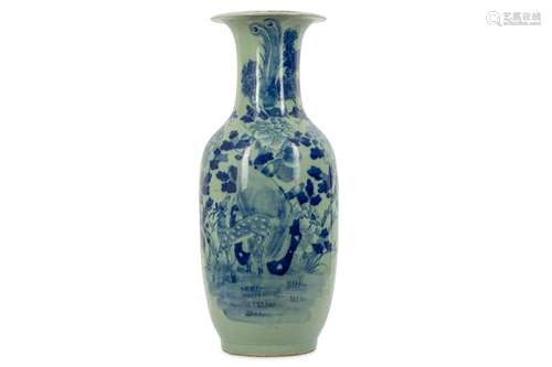 A LARGE CHINESE BLUE AND WHITE 'DEER' VASE.