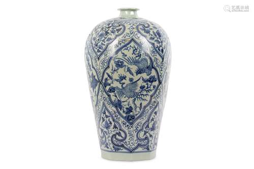 A CHINESE BLUE AND WHITE HEXAGONAL ‘PHOENIX’ VASE, MEIPING.