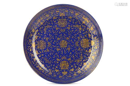 A CHINESE DARK BLUE-GROUND GILT-DECORATED 'LOTUS' CHARGER.