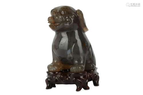 A CHINESE AGATE CARVING OF A LION DOG.