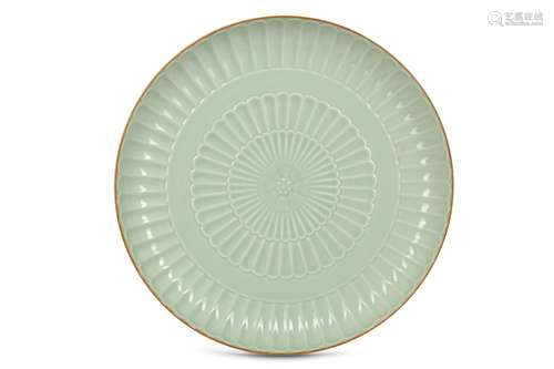 A CHINESE CELADON 'CHRYSANTHEMUM' CHARGER.