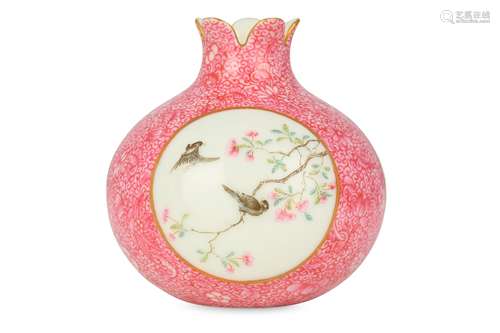 A CHINESE FAMILLE ROSE SGRAFFITO-DECORATED 'POMEGRANATE' VASE.