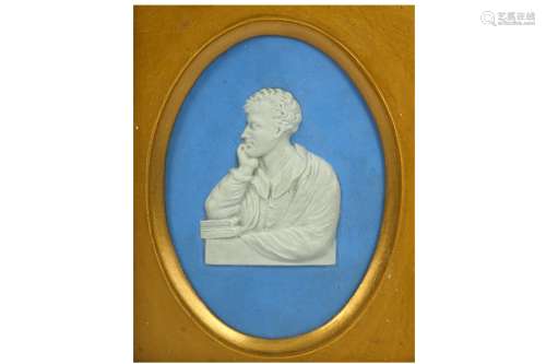 A SMALL OVAL WEDGWOOD PORCELAIN BLUE AND WHITE BUST OF LORD BYRON