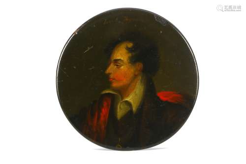 A CIRCULAR PAPIER-MÂCHÉ SNUFF BOX WITH THE PORTRAIT OF LORD BYRON