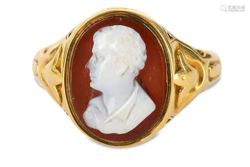 A GOLD-MOUNTED HARDSTONE CAMEO RING WITH LORD BYRON'S BUST