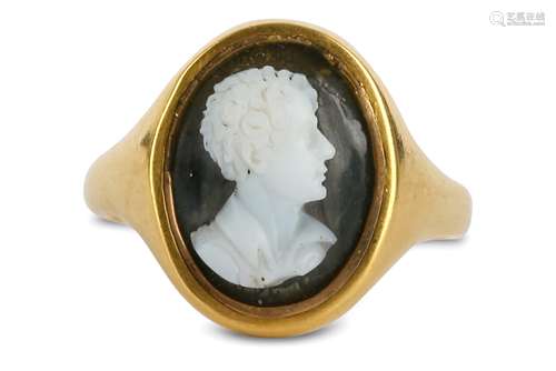 A GOLD-MOUNTED HARDSTONE CAMEO RING WITH LORD BYRON'S BUST