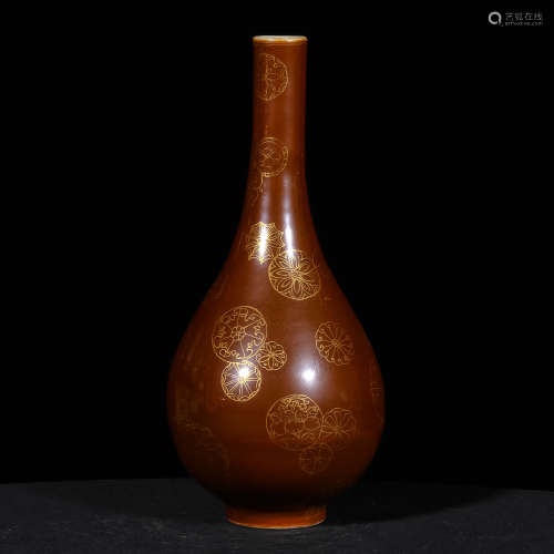 A Chinese Gilt Porcelain Vase