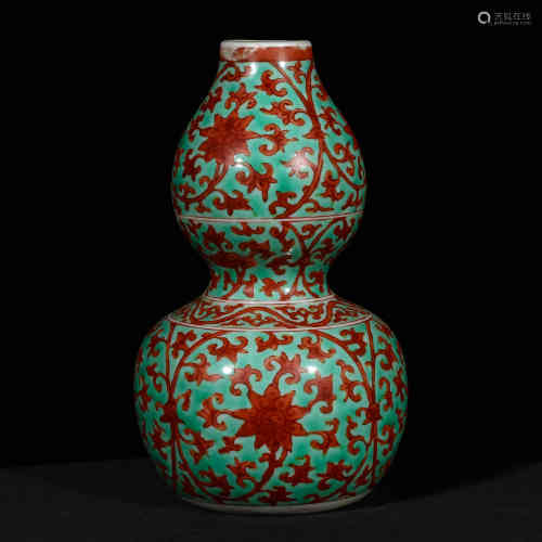 A Chinese Green Ground Porcelain Gourd-shaped Vase