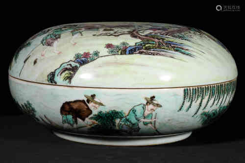 A Chinese Famille Rose Porcelain Fruit Box