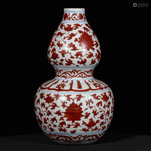 A Chinese Porcelain Gourd-shaped Vase with Interlocking Lotus