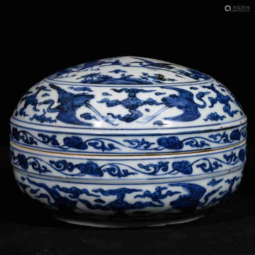 A Chinese Blue and White Porcelain Hat-covered Box