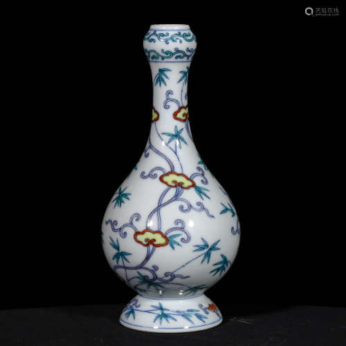 A Chinese Porcelain Garlic-mouthed Vase 