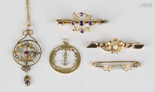 A gold, amethyst and seed pearl bar brooch with a wreath motif, detailed '9ct', length 4cm, two gold