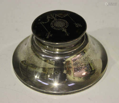 An Edwardian silver and tortoiseshell inkwell, the hinged lid piqué inlaid with a pendant and