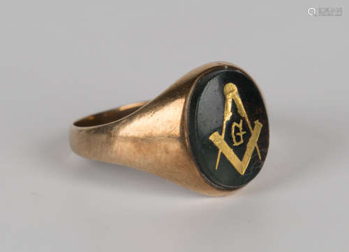 A gold Masonic ring with a gilt square and compasses motif, detailed '10K', ring size approx P1/2.