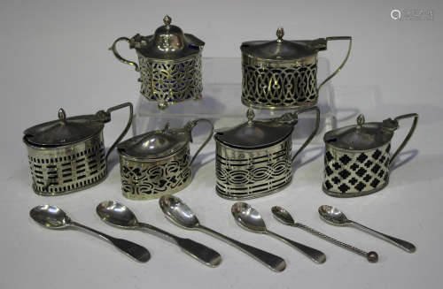 An Edwardian silver octagonal mustard with pierced sides, Chester 1901 by Jay, Richard