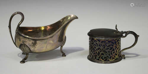 A George III Irish silver sauce boat, on cabriole legs and pad feet, Dublin 1790 by Robert Williams,