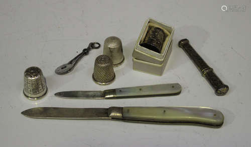 Two Edwardian silver and mother-of-pearl folding fruit knives, Sheffield 1906, unopened length 5.