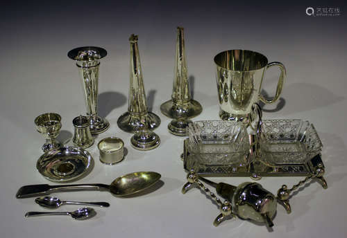 A small group of silver items, including a William IV silver Fiddle pattern tablespoon, London 1830,