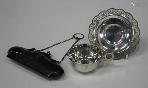 A George V silver purse of lobed form, on a chain suspension, Birmingham 1917, length 13cm (marks