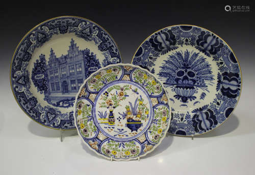 A Makkum delft charger, 20th century in an earlier style, painted in blue with a central urn of