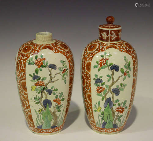 A pair of Chinese famille verte enamelled porcelain jars and a cover, Qing dynasty, each ovoid