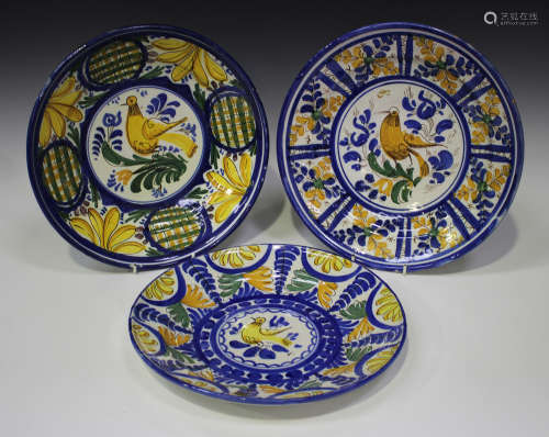 Six assorted maiolica dishes, 20th century in an earlier style, painted variously with birds and
