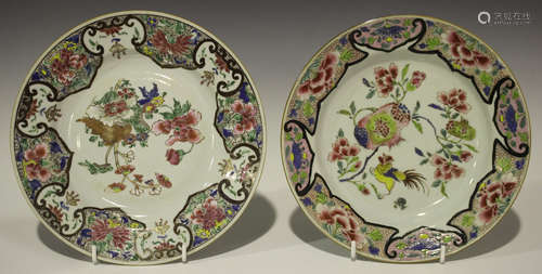 A Chinese famille rose export porcelain plate, Yongzheng period, painted with a cockerel beneath a