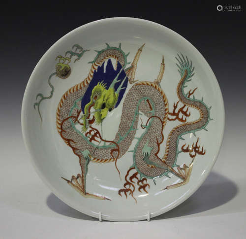 A Chinese famille verte porcelain circular dish, probably late Qing dynasty, painted with a dragon