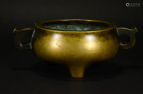 A BRONZE CENSER WITH HANDLES