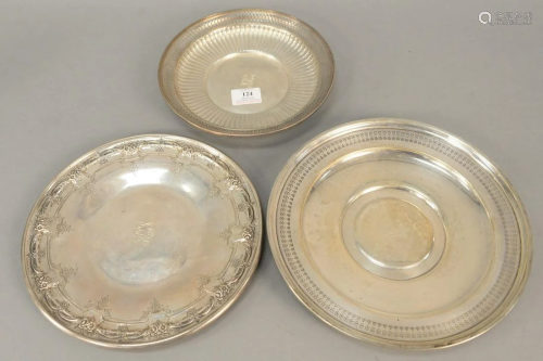 Three sterling plates. 27.9 t.oz. dia. 9 in., 10 1/2