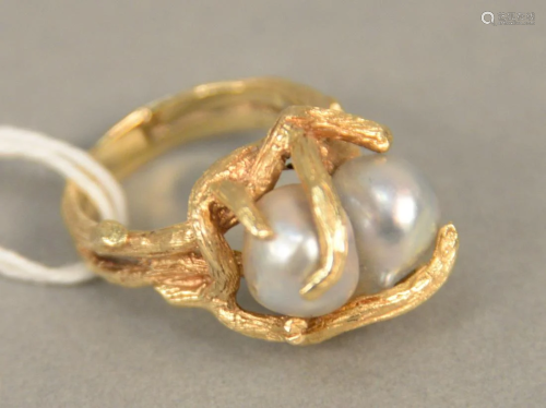 14K gold ring set with two pearls, size 7. total weight