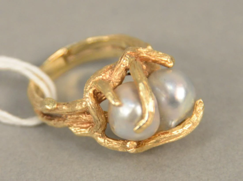 14K gold ring set with two pearls, size 7. total weight