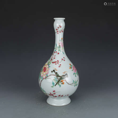 A Chinese Famille rose Porcelain Vase.